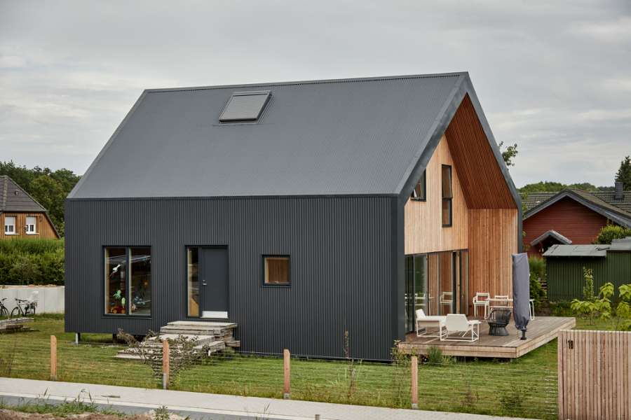 „Pinteressante“ Dach- und Fassadenlösung mit Sinusprofilen,